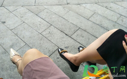 脚底板疼是怎么回事(人的脚后跟疼是什么原因怎么办)