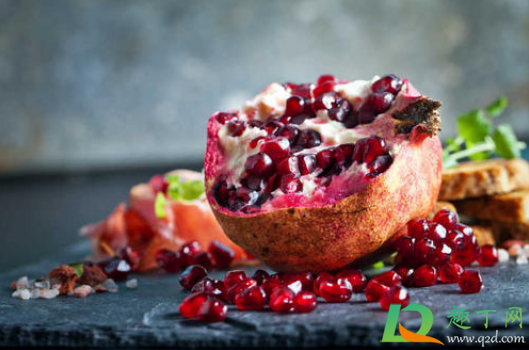 石榴吃了一半还有一半怎么保存(石榴坏了一半另一半还能吃吗)