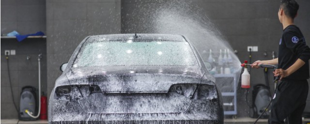 自己洗车可以用洗洁精吗(自己洗车可以用洗洁精洗吗)