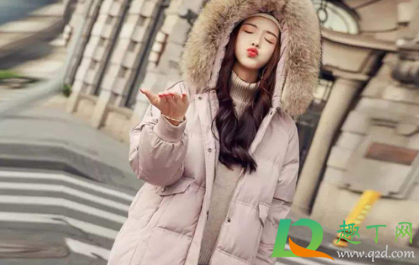 羽绒服摸着软的好还是硬的好(羽绒服软和硬哪个好)