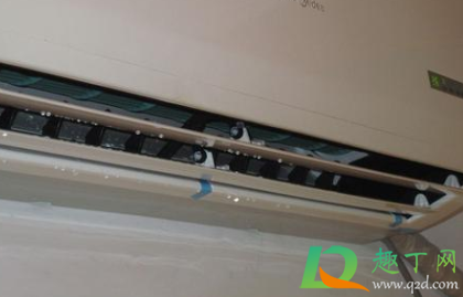 挂机空调出风口滴水怎么回事(挂式空调出风口滴水是什么原因怎么处理)