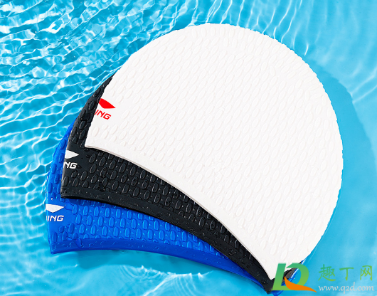 泳帽里面黑色的脏东西是什么(泳帽上面一层白色物质怎么清理)