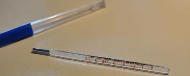 小孩正常体温是36.5度到37.5度之间(孩子的体温是37.5度正常吗)