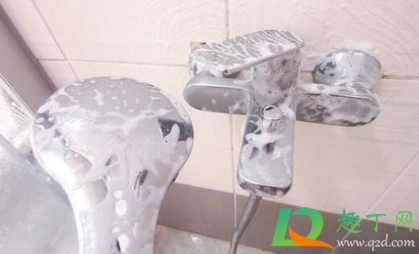 瓷砖上的肥皂垢怎么办(瓷砖上有肥皂渍怎样去除)