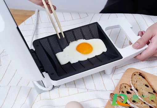 三明治机的烤盘是通用的吗(烤三明治用烤盘还是烤架)