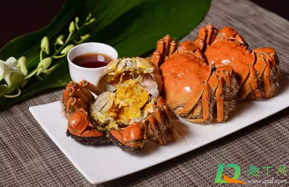 蒸螃蟹姜片放上面还是下面(蒸螃蟹时姜放在哪里)