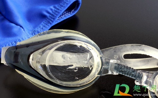 泳镜发黄是怎么回事(游泳镜变黄了怎么办)