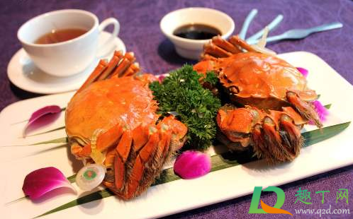 蒸螃蟹先烧水还是先放螃蟹(蒸螃蟹水要不要烧开)