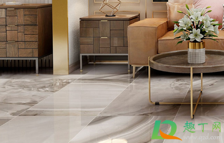 客厅有几块瓷砖冒水珠怎么回事(瓷砖起水珠是怎么回事)