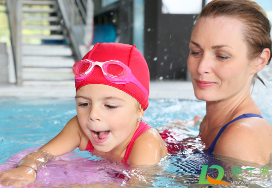 泳帽为什么发粘(硅胶泳帽为什么那么紧)