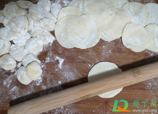 饺子皮怎么和面(饺子皮怎么和面配方)