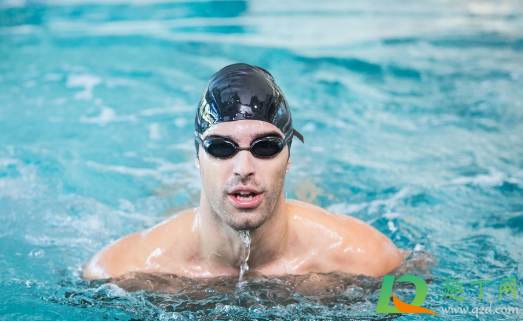 泳帽可以把耳朵遮住防水吗(游泳帽可以遮住耳朵吗)