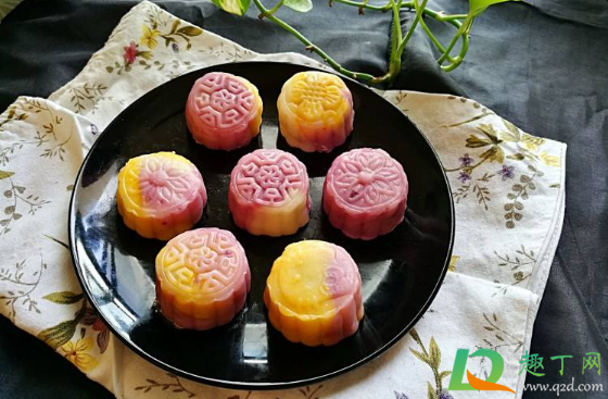 冰皮月饼放冰箱有水汽怎么解决(冰皮月饼水放多了怎么办)