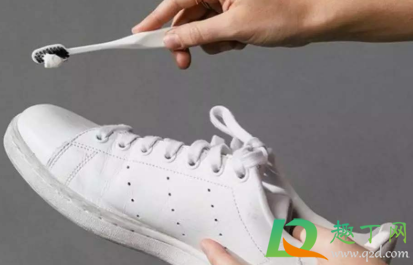 鞋子沾了油渍怎么洗(鞋子弄了油渍怎么洗)