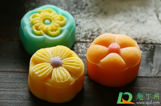 冰皮月饼常温放了10小时还能吃吗(冰皮月饼放冰箱可以放多久)