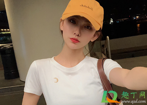 学生白色t恤太透了怎么办(白t恤太透了怎么办)