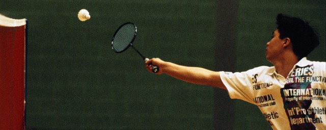 打羽毛球的功效(羽毛球的作用与功效)