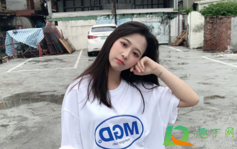 学生白色t恤太透了怎么办(白t恤太透了怎么办)