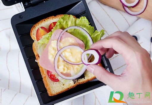 三明治机预热的时候冒烟正常吗(三明治机预热有味道)