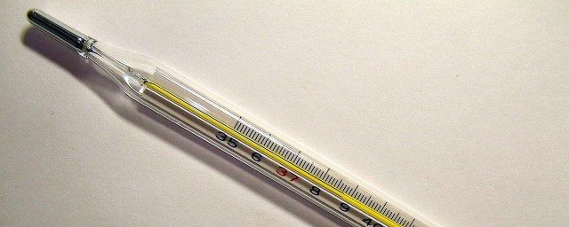 水银温度计不小心摔碎了怎么办呢？(水银温度计摔破怎么办)