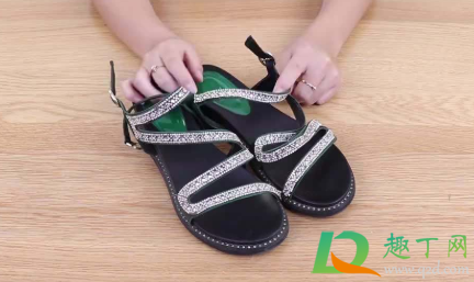 凉鞋臭味怎么去除小妙招(凉鞋怎样除臭)