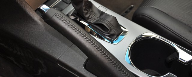 讴歌汽车驻车制动器在什么地方(汽车驻车制动器在哪里)