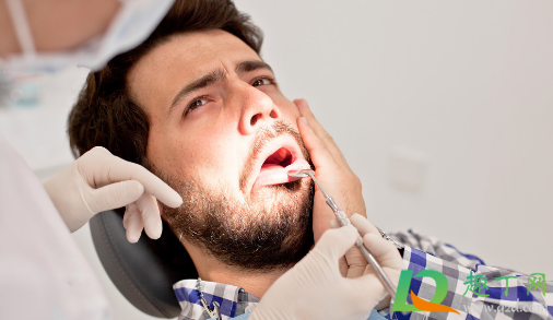 带牙套一年了门牙一直咬不动(带牙套后牙咬不上)