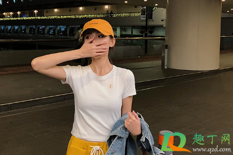 学生白色t恤太透了怎么办(白t恤太透了怎么办)