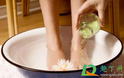 晚上泡脚会失眠是什么回事(泡脚会失眠吗?)