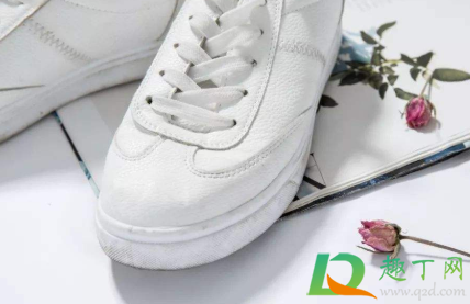 鞋子沾了油渍怎么洗(鞋子弄了油渍怎么洗)