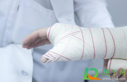 摔倒破皮伤口流脓了怎么办(摔伤破皮有脓怎么办)