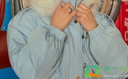 羽绒服摸着软的好还是硬的好(羽绒服软和硬哪个好) 羽绒服摸着软的好还是硬的好(羽绒服软和硬哪个好)