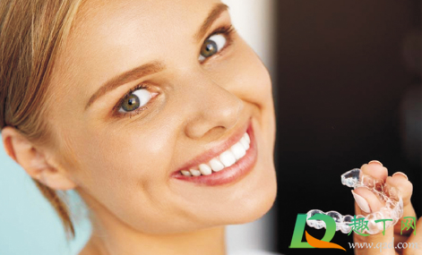 带牙套一边疼一边不疼可以吃饭吗(戴牙套什么时候可以吃饭 不痛了)