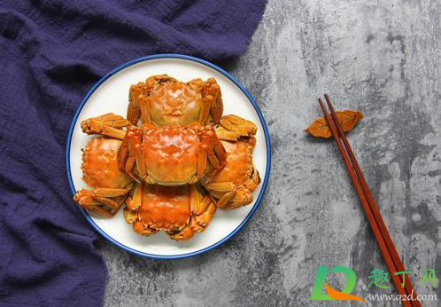 蒸螃蟹料酒放在水里还是倒螃蟹上(蒸蟹料酒是放水里还是蟹身上)