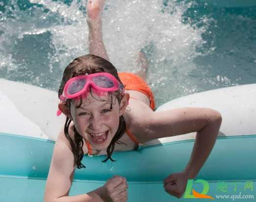 游泳带泳镜比较紧会近视吗(游泳戴近视泳镜好吗)