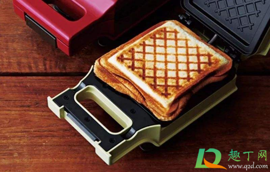 三明治机预热要加油吗(三明治机预热要盖起来吗)