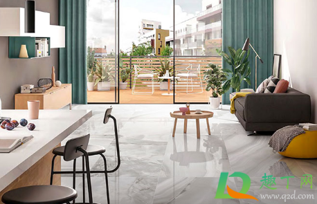 客厅有几块瓷砖冒水珠怎么回事(瓷砖起水珠是怎么回事)