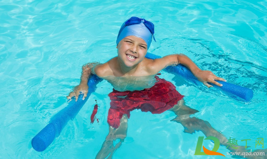 泳帽可以把耳朵遮住防水吗(游泳帽可以遮住耳朵吗)