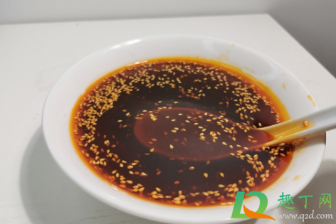 辣椒油怎么做才能又辣又香(凉拌辣椒油怎么做才能又辣又香)