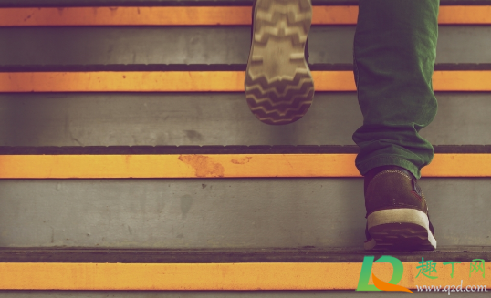 上楼梯和下楼梯哪个伤膝盖(上下楼梯哪种伤膝盖)