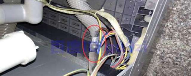 全自动洗衣机保险丝有没有开关(洗衣机不用保险丝直接通电)