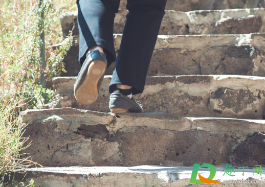 爬完楼梯小腿肿了会消下去吗(爬楼梯导致小腿浮肿怎么办) 爬完楼梯小腿肿了会消下去吗(爬楼梯导致小腿浮肿怎么办)