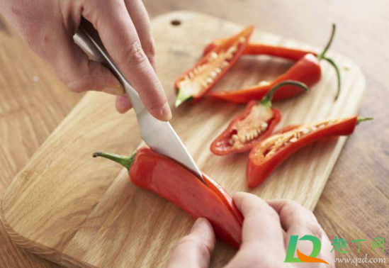 辣椒辣手用冰敷会更严重吗(切辣椒手辣可以用冰敷吗)