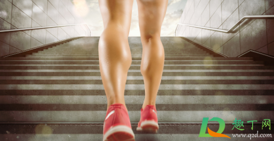 上楼梯和下楼梯哪个伤膝盖(上下楼梯哪种伤膝盖)