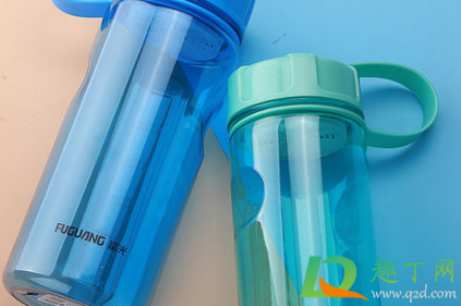 新水杯塑料味怎么去除(新的塑料水杯怎么去味)