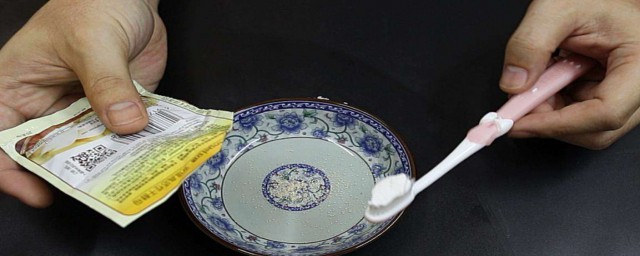 去除牙齿上黑渍的妙招(牙齿上黑渍怎么去掉)