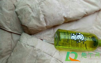 黑色羽绒服起霉点怎么洗掉(羽绒服上有发霉的黑点干洗时能处理)