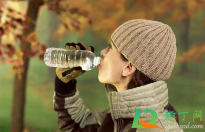 喉咙黏糊糊的怎么回事(喉咙有点粘糊糊怎么回事)