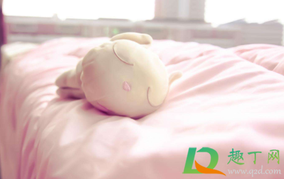 床上被子上的跳蚤的怎么处理(床上被单有跳蚤要怎么处理)