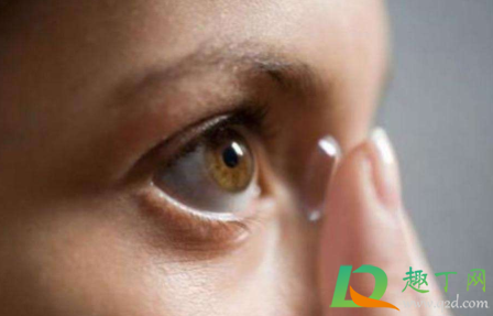 戴隐形眼镜睡觉眼睛模糊看不清是怎么回事(戴完隐形眼镜眼睛模糊看不清是怎么回事)